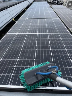 Zonnepanelen-reiniging2 Zonnepanelen schoonmaak